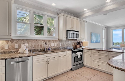 Ocean Point Casa | “Island’s Edge” at 45 Ocean Point|Oceanfront|Two Oceanfront Decks|All New Master Bath|Close to Oc...