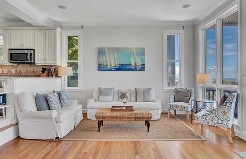 Ocean Point Casa | “Island’s Edge” at 45 Ocean Point|Oceanfront|Two Oceanfront Decks|All New Master Bath|Close to Oc...