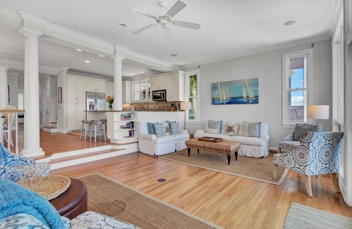 Ocean Point Casa | “Island’s Edge” at 45 Ocean Point|Oceanfront|Two Oceanfront Decks|All New Master Bath|Close to Oc...