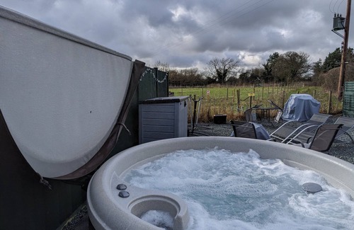 Llanfairpwllgwyngyll Cabina | Isle of Anglesey - cute dog friendly cosy cabin with dedicated EV charging