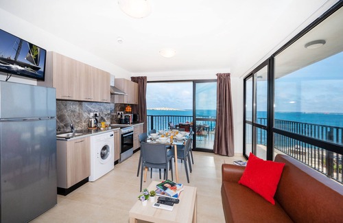 Bugibba Apartamento | Islet Seafront Apartment Corner Terrace