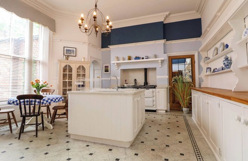 Waterloo Cabaña | ISMAY LOUNGE APARTMENT- TITANIC INTEREST in Waterloo, Merseyside