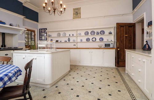 Waterloo Cabaña | ISMAY LOUNGE APARTMENT- TITANIC INTEREST in Waterloo, Merseyside