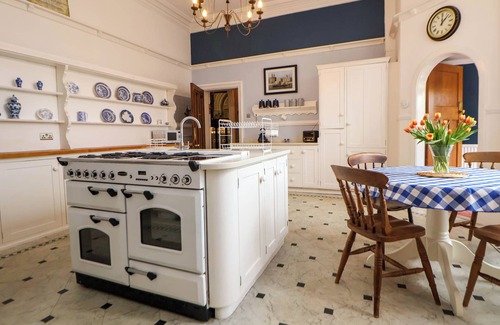 Waterloo Cabaña | ISMAY LOUNGE APARTMENT- TITANIC INTEREST in Waterloo, Merseyside