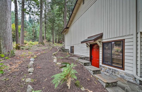 Mirrormont Apartamento | Issaquah Getaway Backyard Oasis with Hot Tub!