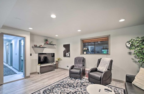 Mirrormont Apartamento | Issaquah Getaway Backyard Oasis with Hot Tub!