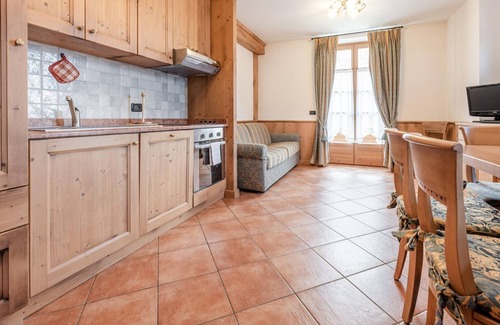 Almazzago Apartamento | Apartamento en la cima de una colina en Commezzadura con jardín