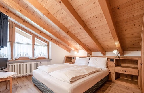 Almazzago Apartamento | Apartamento en la cima de una colina en Commezzadura con jardín