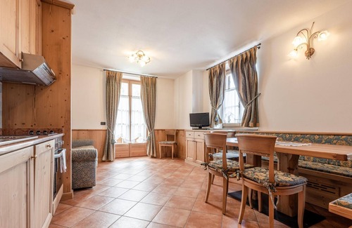 Almazzago Apartamento | Apartamento en la cima de una colina en Commezzadura con jardín