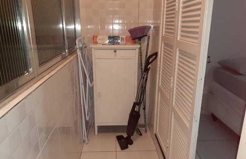 Ponta da Praia Apartamento | Two minutes from the beach. Wi-fi, cable TV, central gas.