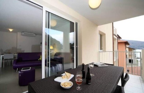 Maccagno Apartamento | Stylish, modern apartment with pool, jacuzzi, WIFI, private balcony