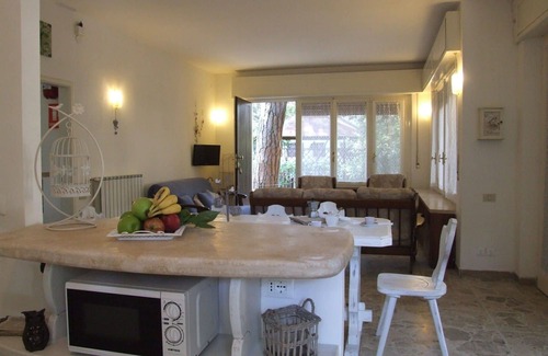 Marina di Castagneto Carducci Apartamento | Precioso apartamento para 8 personas con WIFI, TV, patio y aparcamiento