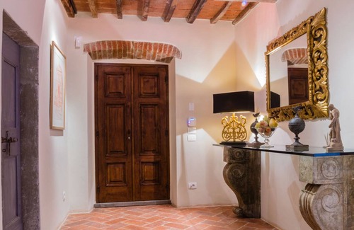 Monte Santa Maria Tiberina Villa | Impresionante, recién restaurada, propiedad de la colina del siglo 16 con la iglesia contigua