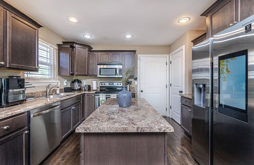 Columbia Casa | It's a Gem ! Comfy Hideaway for R & R ~ King Bed !