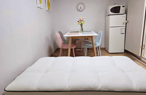 Sindang-dong Casa | It's a kozy stay where you feel K-culture including traditional Korean markets.