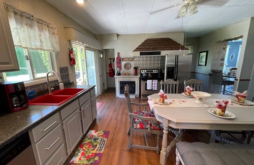 Penn Yan Casa | It's A Wonderful Life -Main St Penn Yan-Hot Tub-Seneca/Keuka, Restored Victorian Home-Nightlife