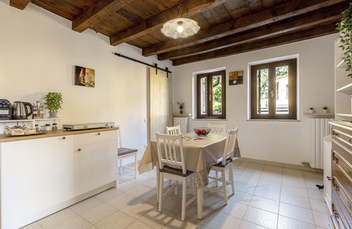 Sant'Ambrogio di Valpolicella Apartamento | Apartment Casa Dal Vecio Carli with Balcony, Garden & Wi-Fi