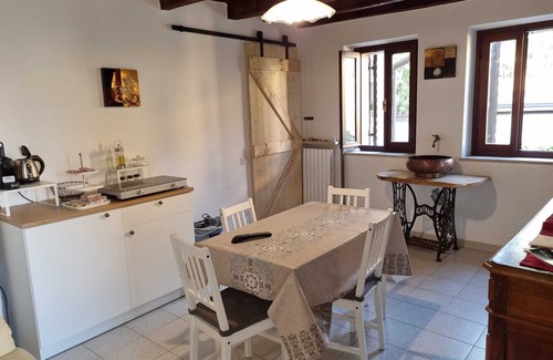 Sant'Ambrogio di Valpolicella Apartamento | Apartment Casa Dal Vecio Carli with Balcony, Garden & Wi-Fi