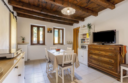 Sant'Ambrogio di Valpolicella Apartamento | Apartment Casa Dal Vecio Carli with Balcony, Garden & Wi-Fi