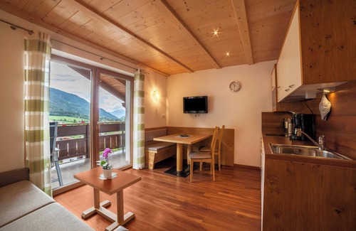 San Leonardo in Passiria Apartamento | Apartamento vacacional "Laugen II" con vistas a la montaña, Wi-Fi, jardín, terraza y balcón