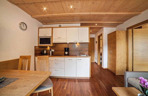 San Leonardo in Passiria Apartamento | Apartamento vacacional "Laugen II" con vistas a la montaña, Wi-Fi, jardín, terraza y balcón