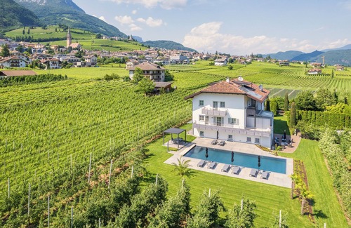 Tramin Apartamento | cómodo departamento con cesped