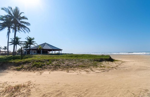 Raul Cury Casa | Itanhaém Casa ampla com piscina e churrasqueira a 300m da praia