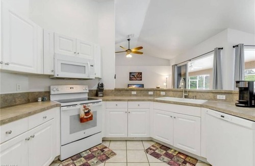 Lehigh Acres Casa | Its a beautiful house for your vacation with heated pool and screen enclosure.