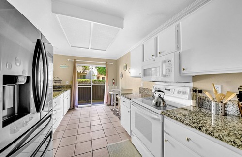 Monarch Beach Condominio | It’s never too late to ‘Seas The Day’! Walk to Beach! Pool & Patio! STR23-0019