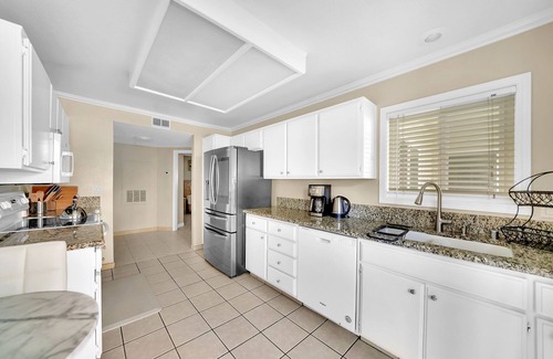 Monarch Beach Condominio | It’s never too late to ‘Seas The Day’! Walk to Beach! Pool & Patio! STR23-0019