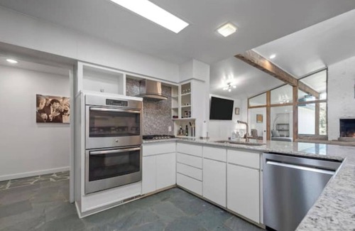 Central Arlington Casa | Its not Unusual MidTerm Rental