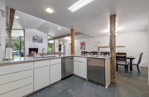 Central Arlington Casa | Its not Unusual MidTerm Rental