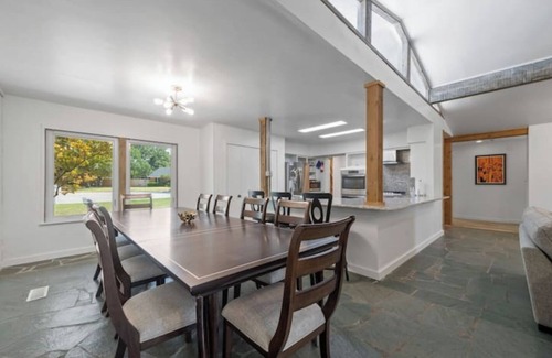 Central Arlington Casa | Its not Unusual MidTerm Rental