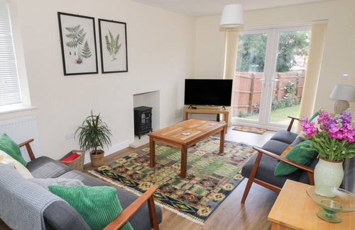 Ashby-de-la-Zouch Casa | IVANHOE LODGE, pet friendly, with a garden in Ashby-De-La-Zouch