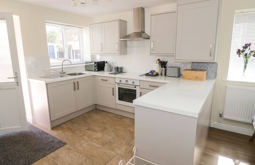 Ashby-de-la-Zouch Casa | IVANHOE LODGE, pet friendly, with a garden in Ashby-De-La-Zouch