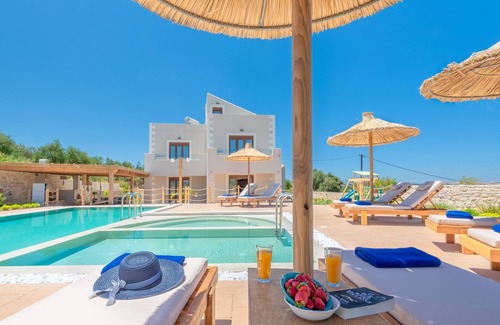 Dafni Villa | Villa Ivoni, ubicación idílica! Villa para niños, zona de juegos al aire libre!
