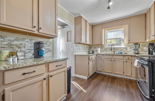 Marietta Casa | Ivor’s Cottage - Cozy 2BR - Game Room - Backyard - Youth Sports Accommodations