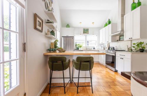Indianapolis Casa | Ivy Grace - 4 Br, Stylish, Pet-friendly Retreat