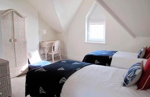 Muston Casa | Ivy House - Seafront house with garden seating and stunning sea views! - Ocholo Villas