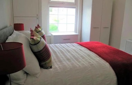 Muston Casa | Ivy House - Seafront house with garden seating and stunning sea views! - Ocholo Villas