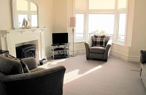 Muston Casa | Ivy House - Seafront house with garden seating and stunning sea views! - Ocholo Villas