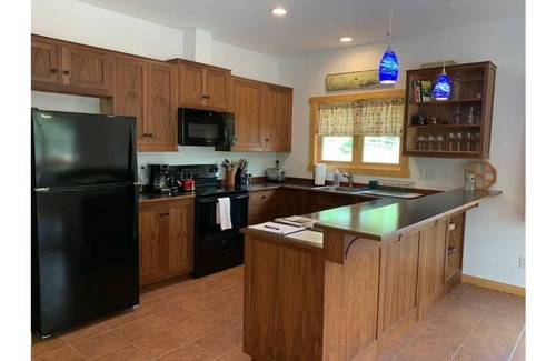 Mars Hill Apartamento | Ivy Riverfront private retreat - tubing, fishing right out the door!