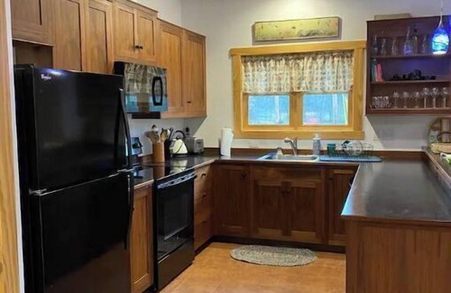 Mars Hill Apartamento | Ivy Riverfront private retreat - tubing, fishing right out the door!