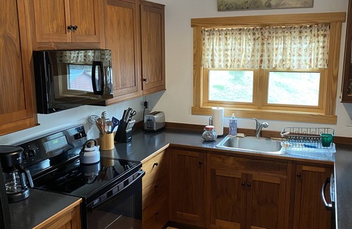 Mars Hill Apartamento | Ivy Riverfront private retreat - tubing, fishing right out the door!