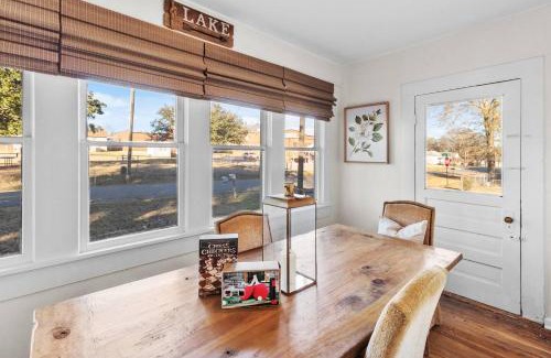 Mooringsport Casa | Ivy Southern Magnolia House With Porch Swing