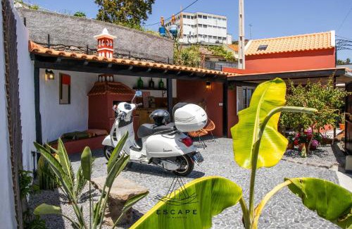 Canhas Casa | Izzys Place by ESCAPE to Madeira