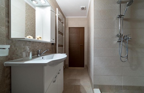 Bisericani Apartamento | Jövök-Megyek Vendégház