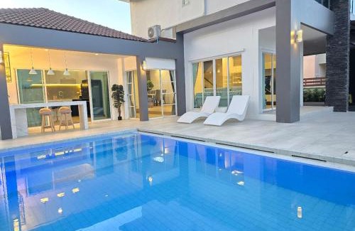 Chatuchak Villa | J-0-Y Modern Design Pool Villa