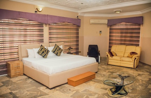 Gwarinpa Estate Hotel | J's Place
