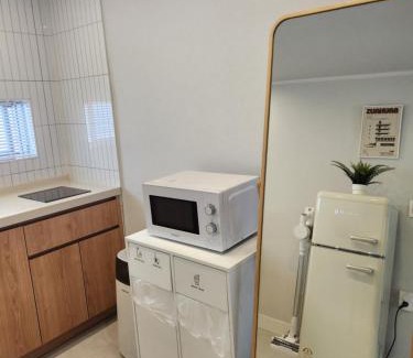 Seogyo-dong Apartamento | J-STAY Hongdae, 5 minutes walk from Hongdae Entrance Station, 2-room, free luggage storage, remodeled, Art Seoul, washer & dryer